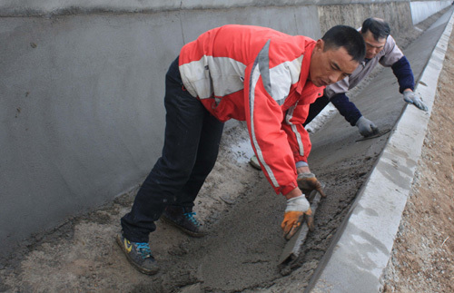 施工人员正在进行浇筑水泥渠