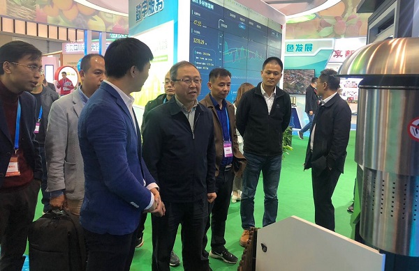 托普工作人员向专家介绍大数据平台