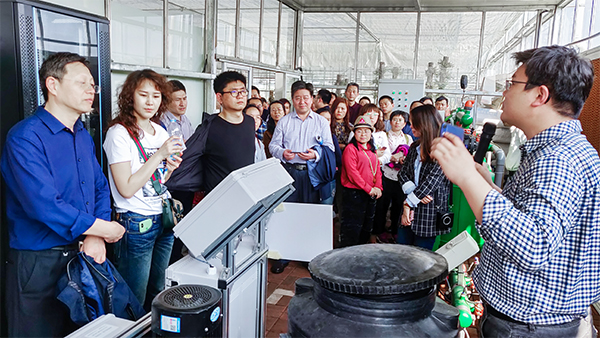 托普云农技术专家为培训班介绍水肥一体化系统