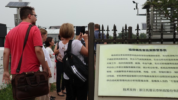 研修班一行在现代农业产业园现场观摩