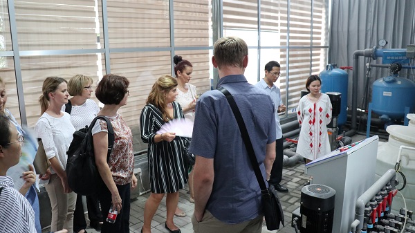 研修班一行在现代农业产业园现场观摩3