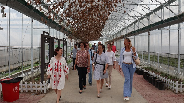 研修班一行在现代农业产业园现场观摩5