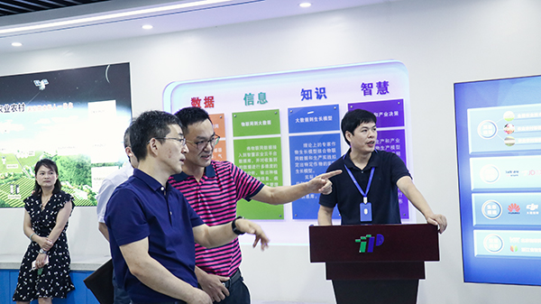 ÕÔ²¿³¤¶ÔÍÐÆÕÔÆÅ©±í´ïÁ˸߶ÈÈÏ¿É