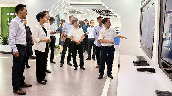 省科技厅党组书记何杏仁一行赴托普云农调研农业科技工作