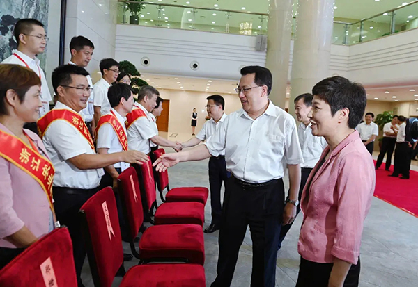 ʡί�����ʡ�˴�ί������Ԭ�Ҿ���ʡί�������ʡ��֣դ�࿴��ʡũҵ�Ƽ�ͻ�������ߺ��Ƚ�������